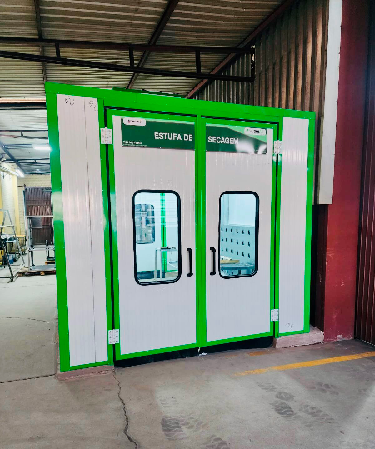 alt="Cabine de pintura a pó para soluções em pintura industrial, Inova Paint"