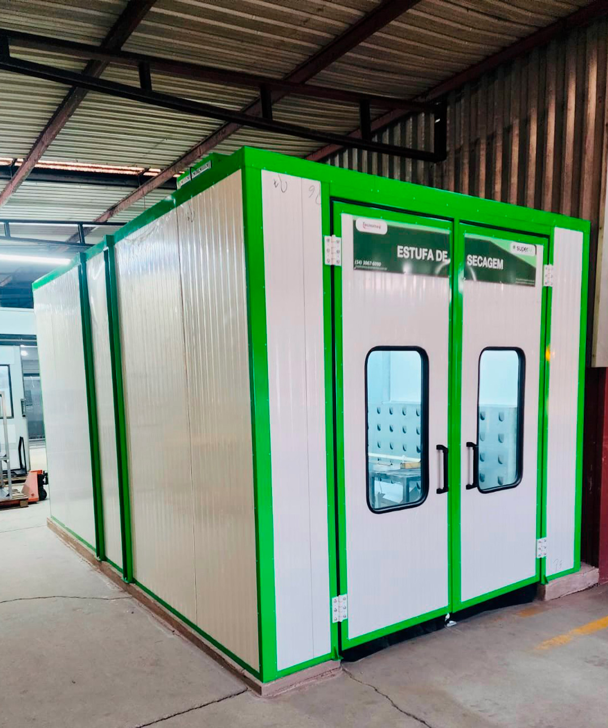 alt="Cabine de pintura a pó para soluções em pintura industrial, Inova Paint"