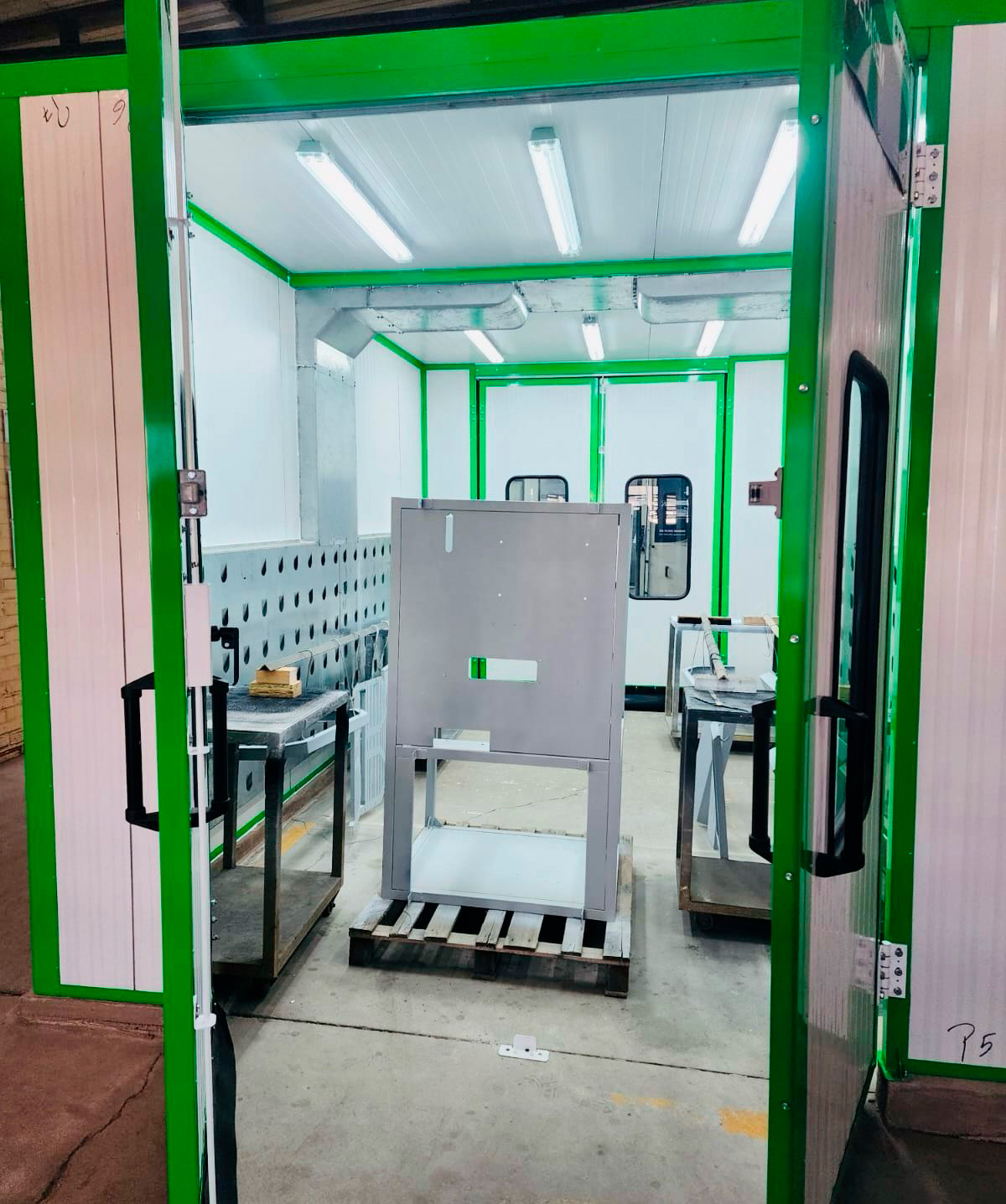 alt="Cabine de pintura a pó para soluções em pintura industrial, Inova Paint"
