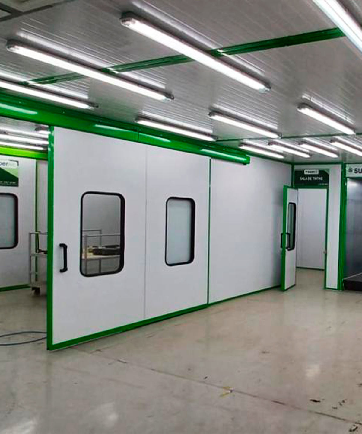 alt="Cabine de pintura a pó para soluções em pintura industrial, Inova Paint"