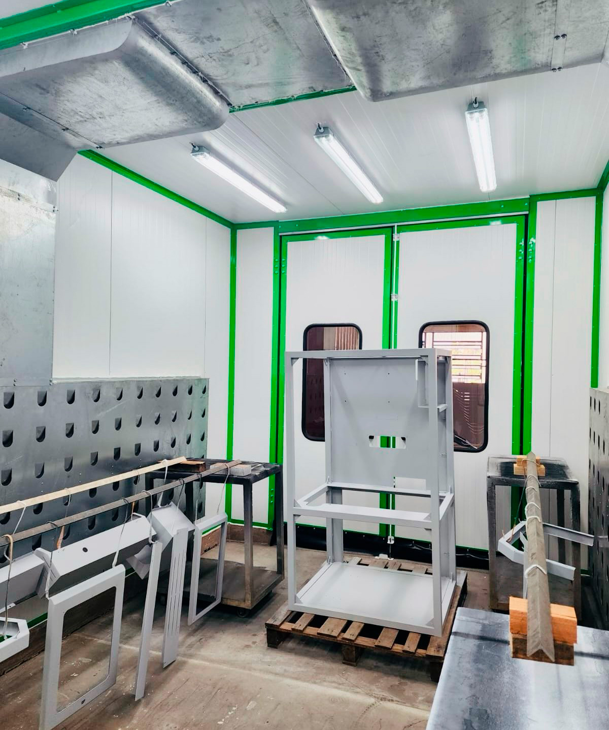 alt="Cabine de pintura a pó para soluções em pintura industrial, Inova Paint"