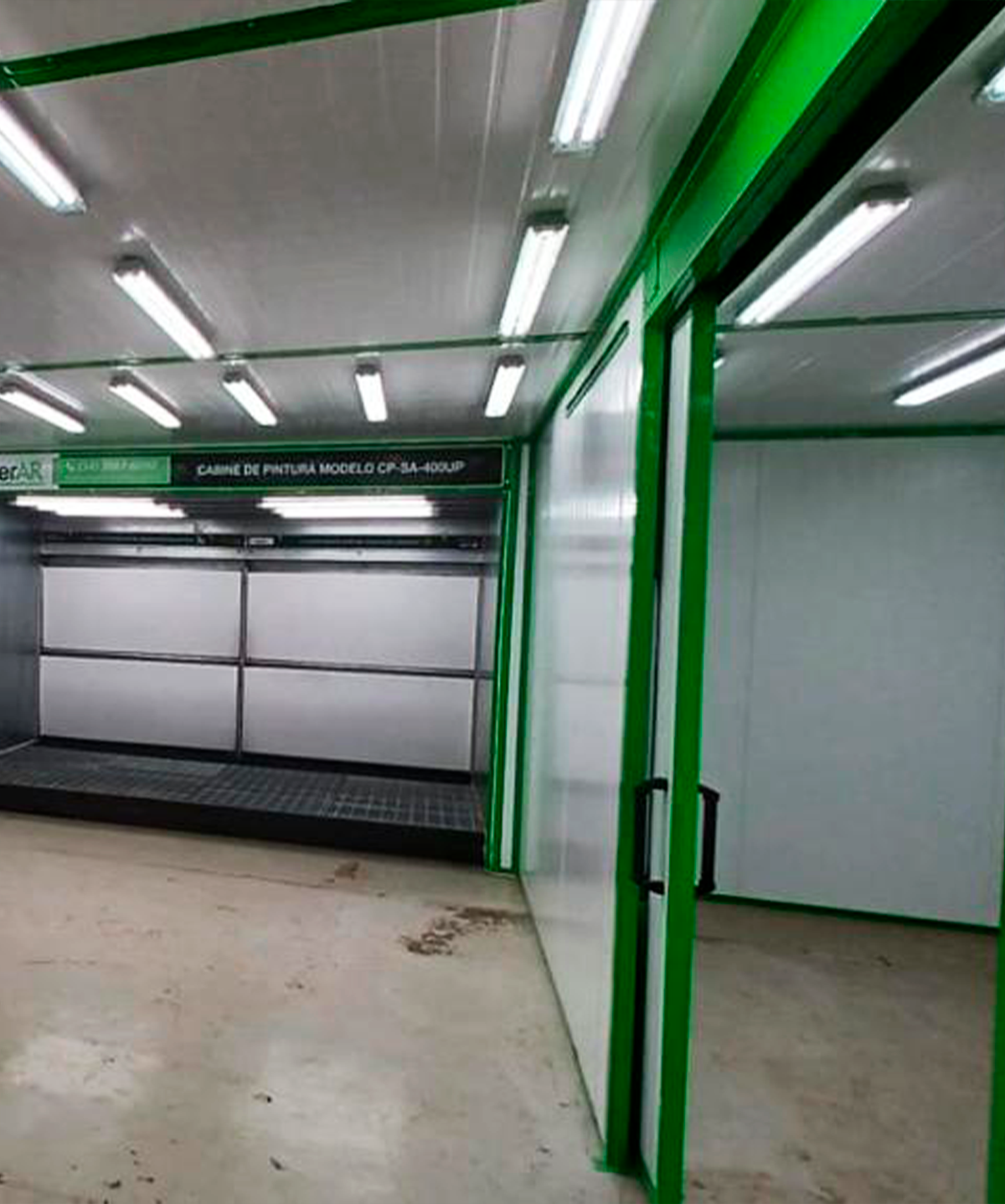 alt="Cabine de pintura a pó para soluções em pintura industrial, Inova Paint"