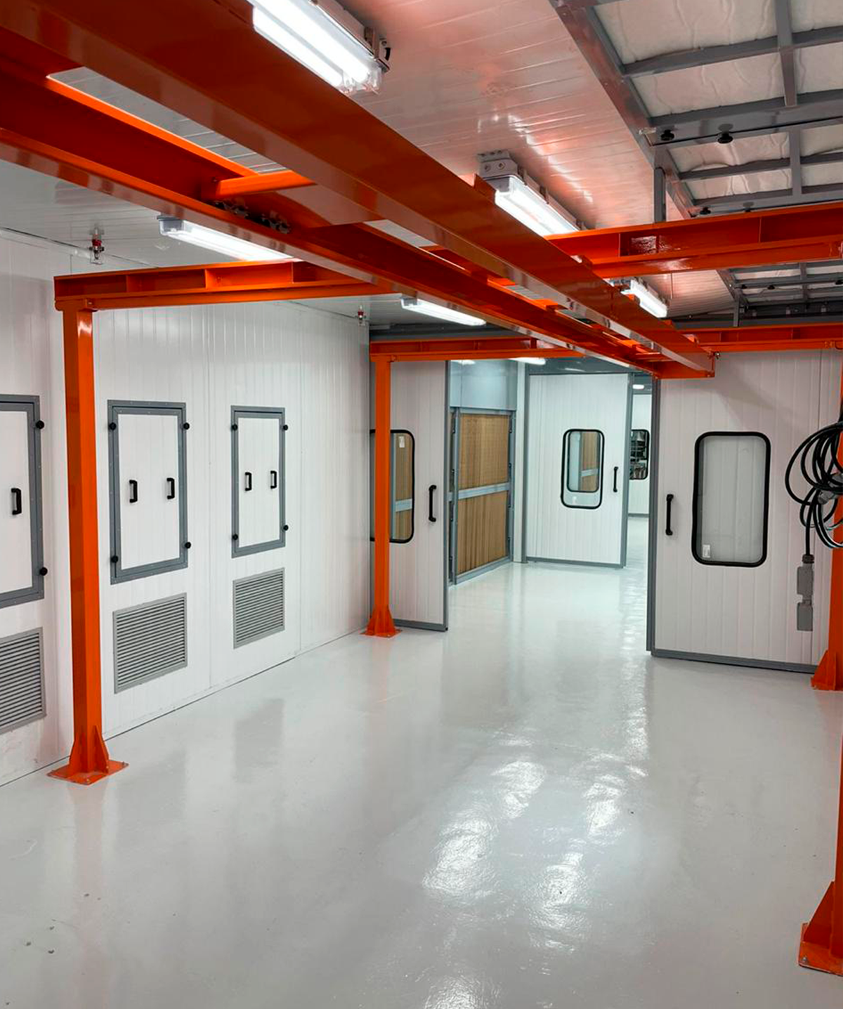 alt="Cabine de pintura a pó para soluções em pintura industrial, Inova Paint"