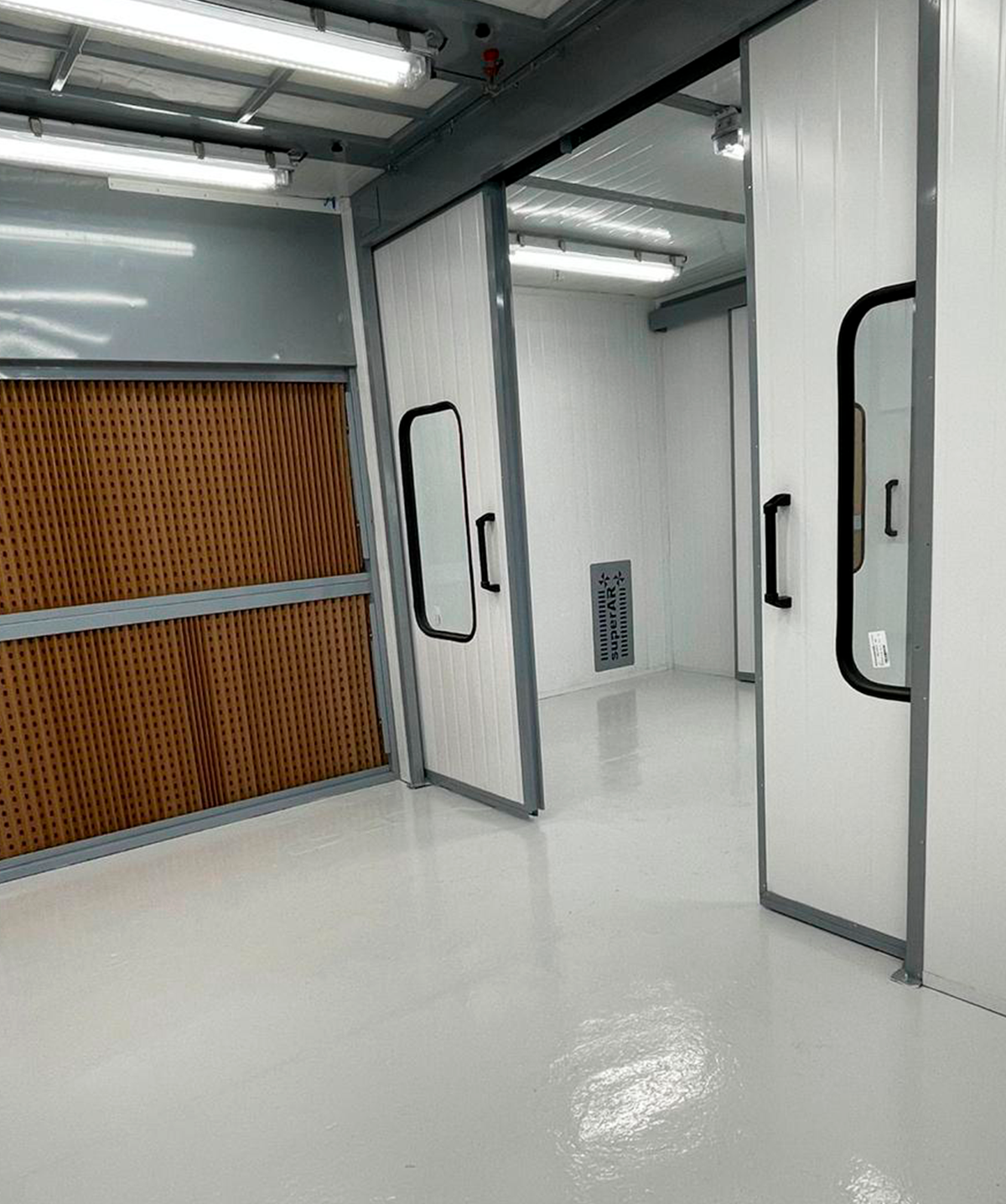 alt="Cabine de pintura a pó para soluções em pintura industrial, Inova Paint"