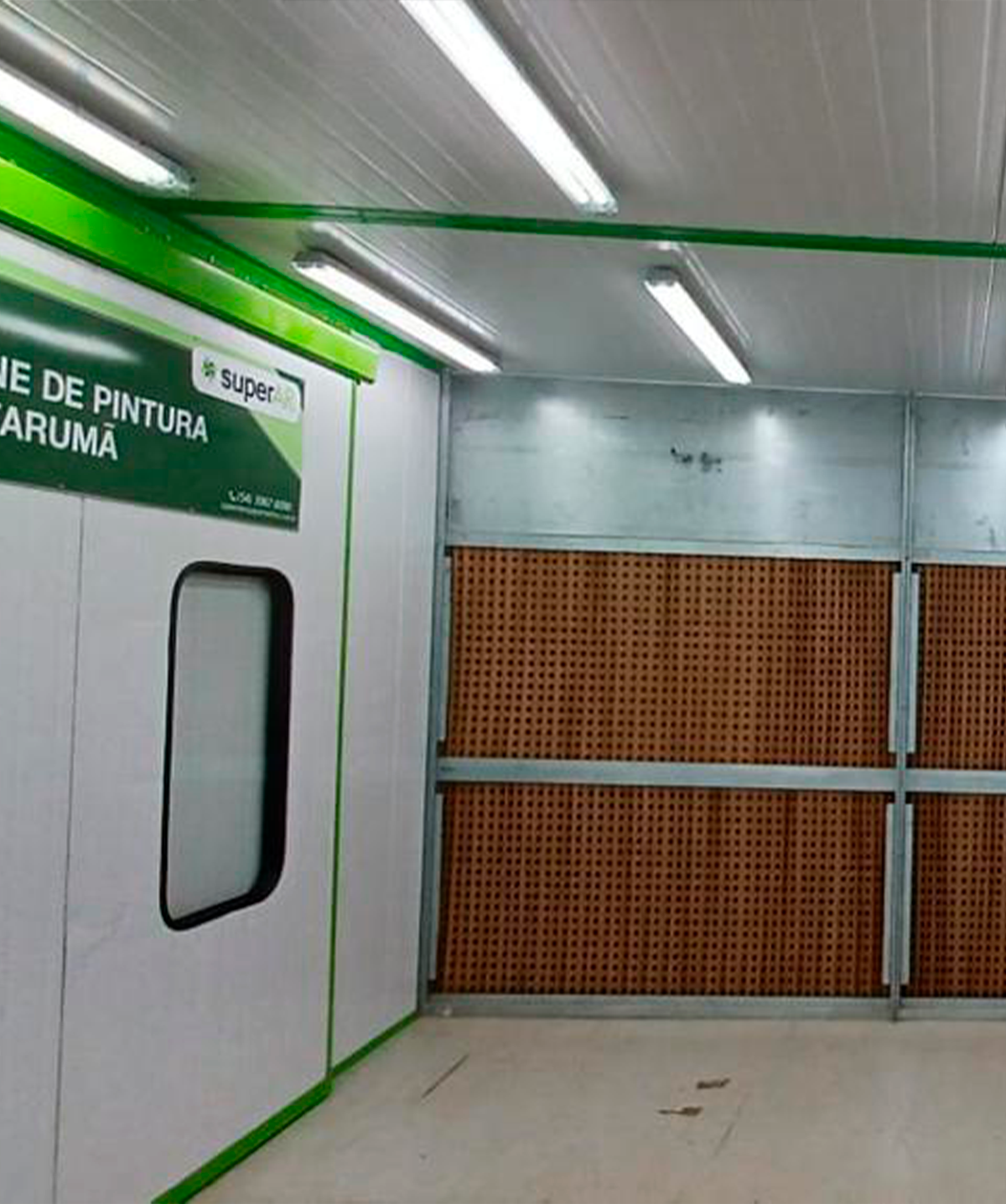 alt="Cabine de pintura a pó para soluções em pintura industrial, Inova Paint"