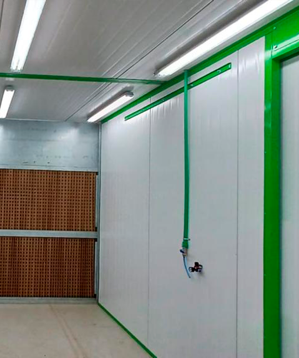 alt="Cabine de pintura a pó para soluções em pintura industrial, Inova Paint"